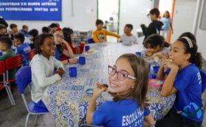 Plástico, couro e até rótulos misturados na merenda escolar.