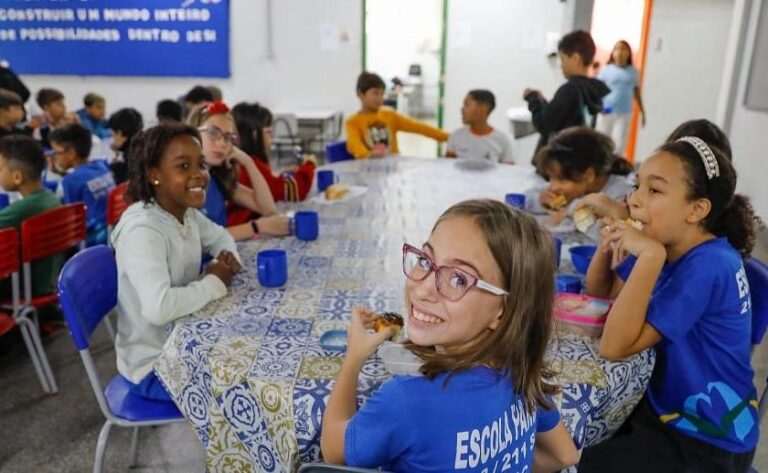Plástico, couro e até rótulos misturados na merenda escolar.