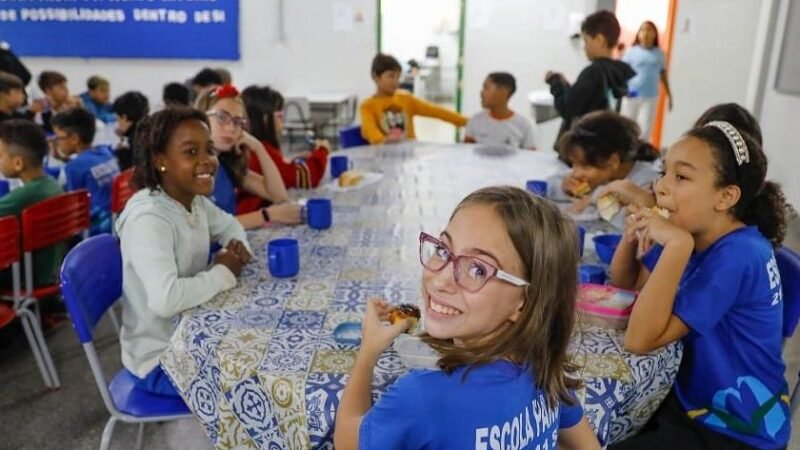 Plástico, couro e até rótulos misturados na merenda escolar. Plástico, couro e até rótulos misturados na merenda escolar.
