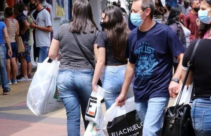 Volume de vendas do comércio varejista cai 0,4% em abril.