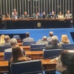 Bolsonaro surpreende em sessão solene no Senado