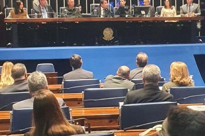 Bolsonaro surpreende em sessão solene no Senado Bolsonaro surpreende em sessão solene no Senado