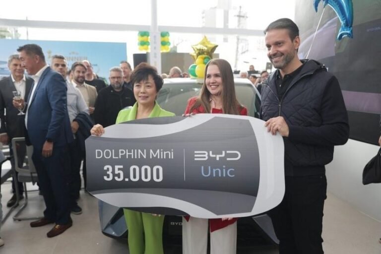 BYD alcança marco de vendas com o BYD Dolphin Mini no Brasil e realiza cerimônia de entrega da unidade 35 mil