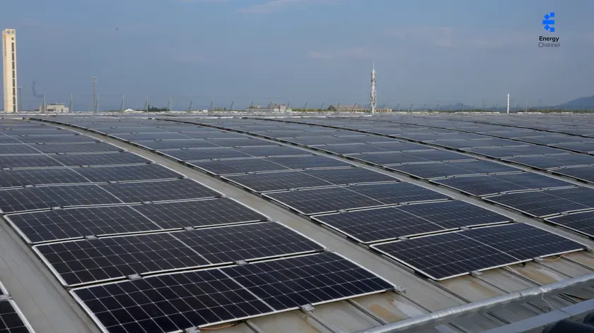 Tecnologia que transforma fachadas, janelas e telhados em usinas solares chama atenção por unir design e sustentabilidade.