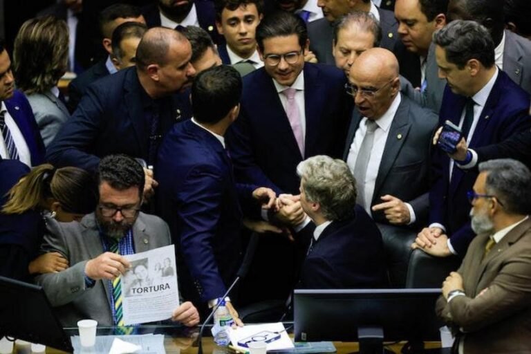 Deputados bolsonaristas serão punidos por tumultuar sessões da Câmara