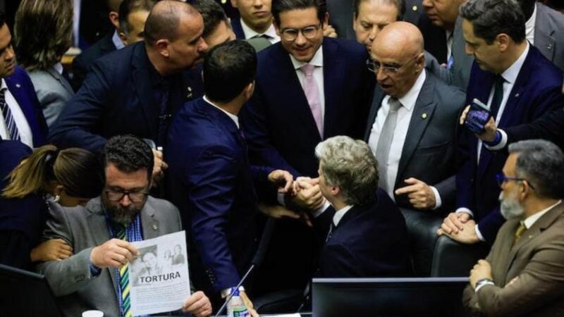 Deputados bolsonaristas serão punidos por tumultuar sessões da Câmara