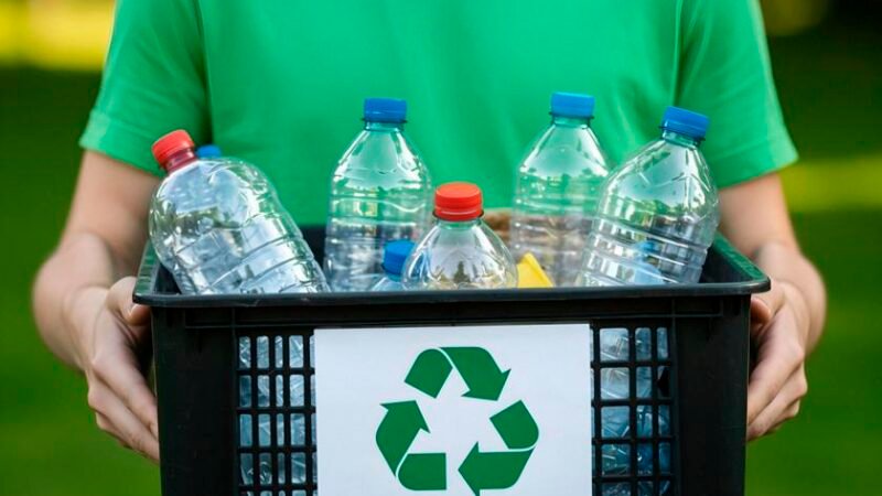 Brasileiros que ganham entre 2 e 5 salários mínimos são os que mais adotam hábitos sustentáveis, aponta pesquisa do Sindiplast/Nexus