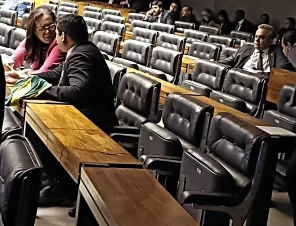 Encontro inusitado Bolsonarista e deputada trans frente a frente