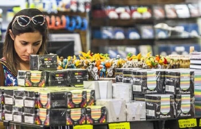 Indicador aponta redução de visitas nas lojas físicas