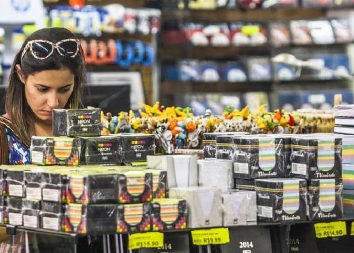 Indicador aponta redução de visitas nas lojas físicas