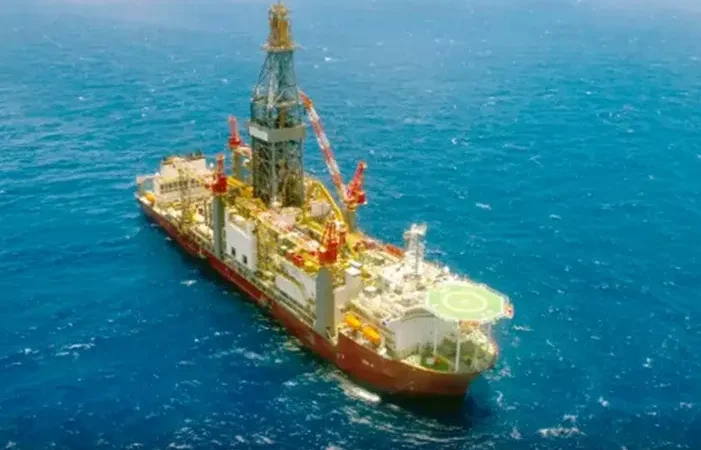 Navio preparado para simulação aporta na linha do equador