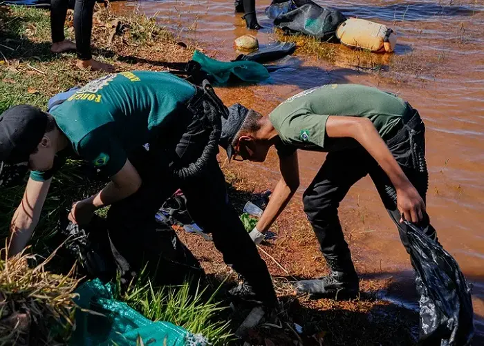 Partido realiza limpeza na Praia do Lago Paranoá