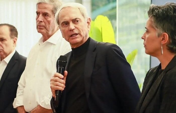 Paulo Octavio pode disputar a Câmara ou o Senado