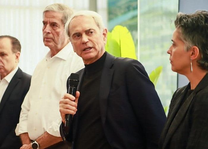 Paulo Octavio pode disputar a Câmara ou o Senado