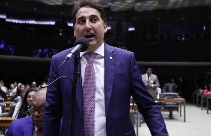 Relevo de Gilvan Máximo na Câmara para Rollemberg Relevo de Gilvan Máximo na Câmara para Rollemberg