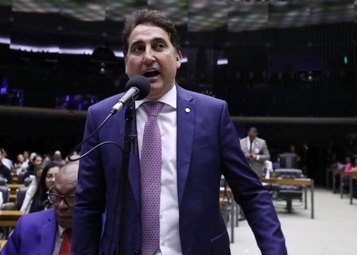 Relevo de Gilvan Máximo na Câmara para Rollemberg