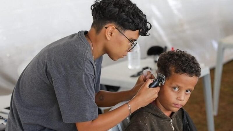 Varejo e serviços para famílias em alta