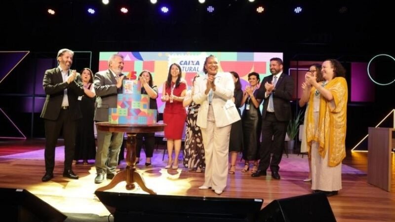 Convidados celebram os 45 anos da CAIXA Cultural no palco da unidade de Brasília
