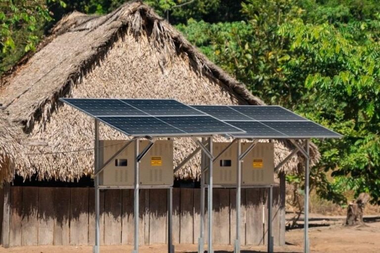 Energia solar leva desenvolvimento sustentável e proteção ambiental às aldeias Kayapó na Amazônia