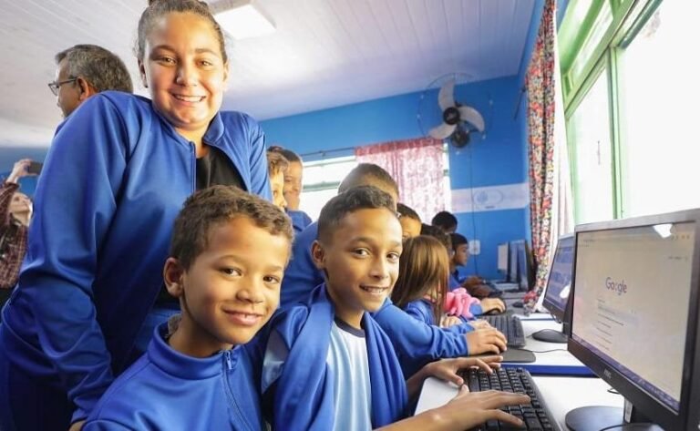 Distritais carimbam o Cartão Uniforme Escolar