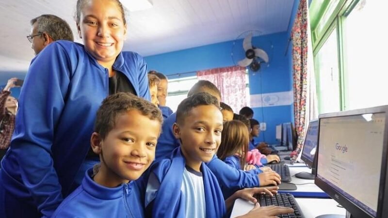 Distritais carimbam o Cartão Uniforme Escolar