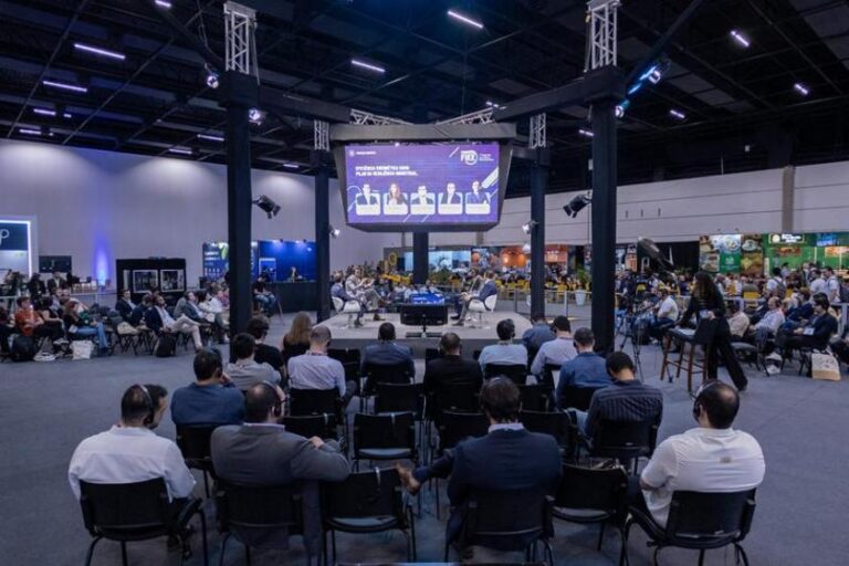 Em seu terceiro dia, FIEE debate eficiência, flexibilidade e energias renováveis