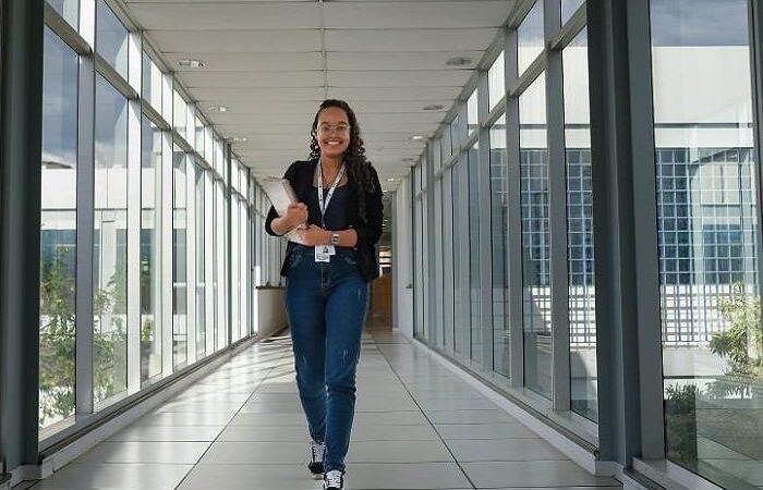 Estágios abrangentes: Da sala de reunião ao chão da fábrica