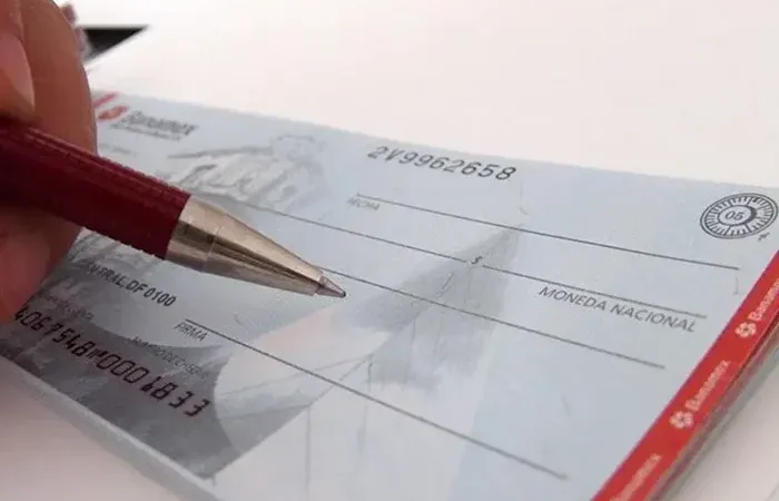 O cheque se retrai, mas se agiganta