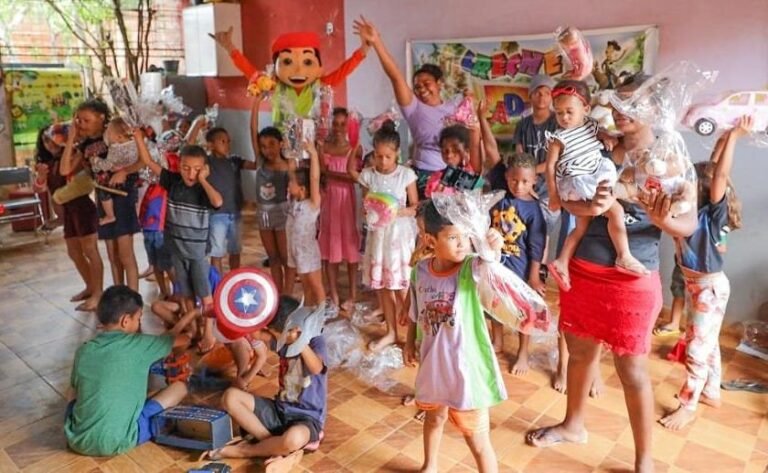 Vitrine de solidariedade: shopping na campanha de brinquedos