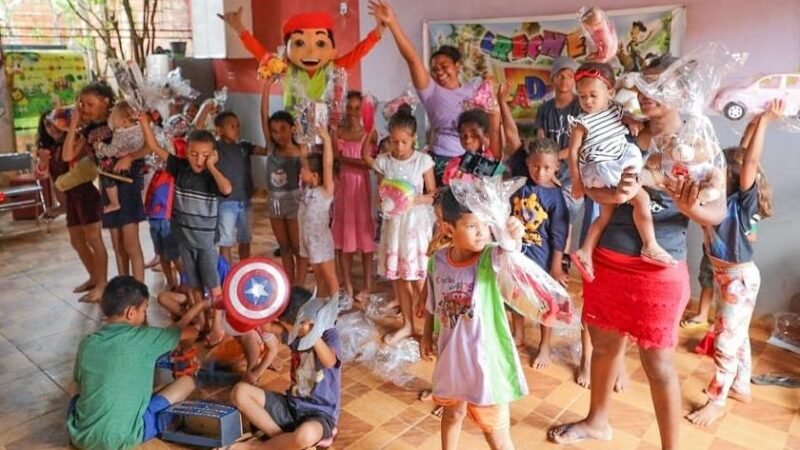 Vitrine de solidariedade: shopping na campanha de brinquedos