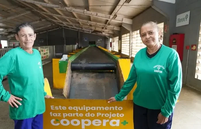 Cooperativa Recebe Equipamento de Esteira para Triagem de Materiais Reciclaveis