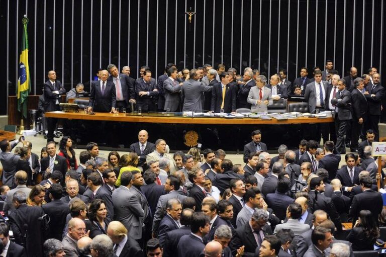 Em março deputados mudam de time sem sair do jogo