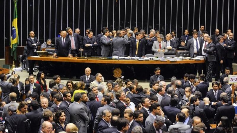 Em março deputados mudam de time sem sair do jogo Em março deputados mudam de time sem sair do jogo