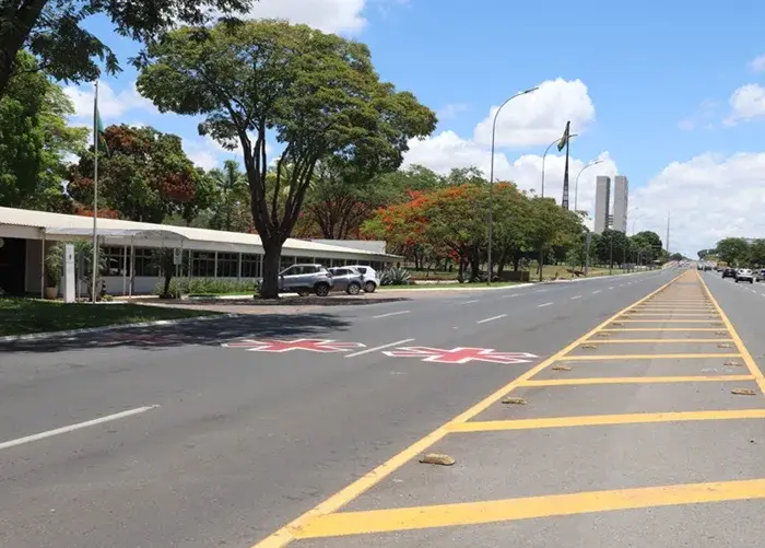 Sinalizacao no transito presta homenagem ao Corpo de Bombeiros Sinalizacao no transito presta homenagem ao Corpo de Bombeiros