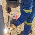 Companhia de Energia de Brasilia toma medidas para prevenir furtos de fios elétricos soldando postes