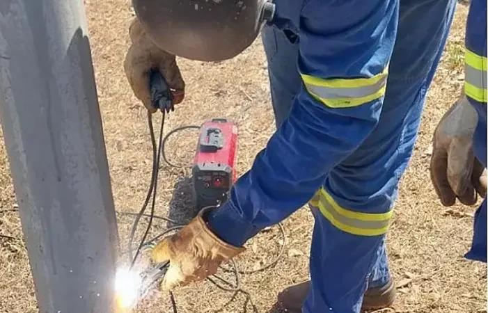 Companhia de Energia de Brasilia toma medidas para prevenir furtos de fios elétricos soldando postes