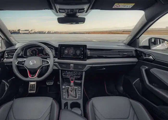 Lançamento de Novo Sedã Esportivo no Mercado Lançamento de Novo Sedã Esportivo no Mercado