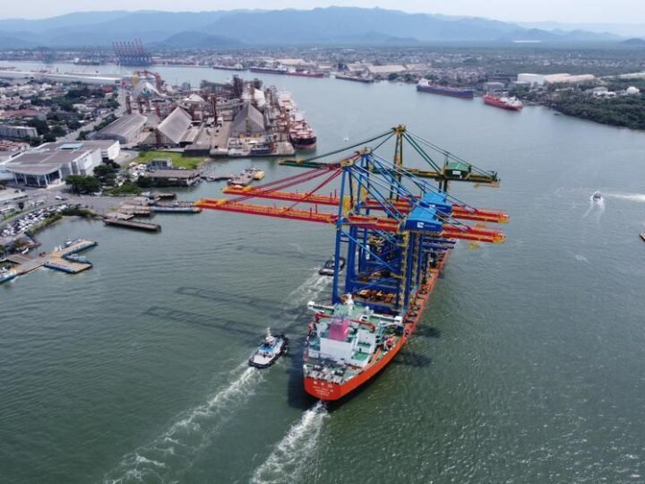 Navio com guindastes elétricos de pátio e cais sai da China rumo ao Tecon Santos