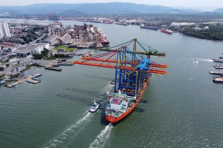 Navio com guindastes elétricos de pátio e cais sai da China rumo ao Tecon Santos