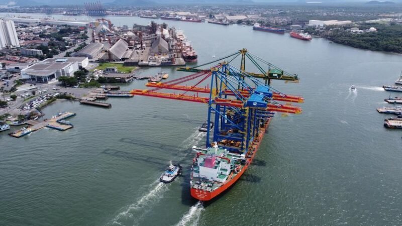 Navio com guindastes elétricos de pátio e cais sai da China rumo ao Tecon Santos