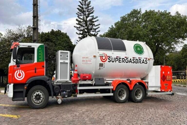 Supergasbras e EGSA lançam projeto-piloto de caminhão com bomba de GLP movida a energia solar