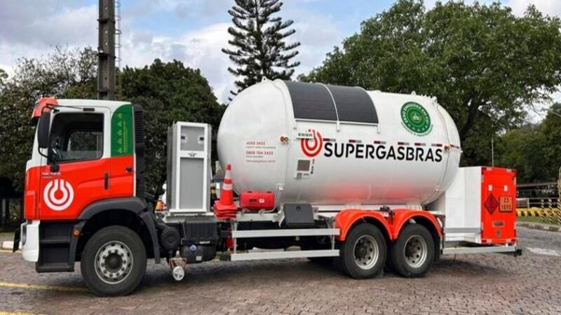 Supergasbras e EGSA lançam projeto-piloto de caminhão com bomba de GLP movida a energia solar Supergasbras e EGSA lançam projeto-piloto de caminhão com bomba de GLP movida a energia solar