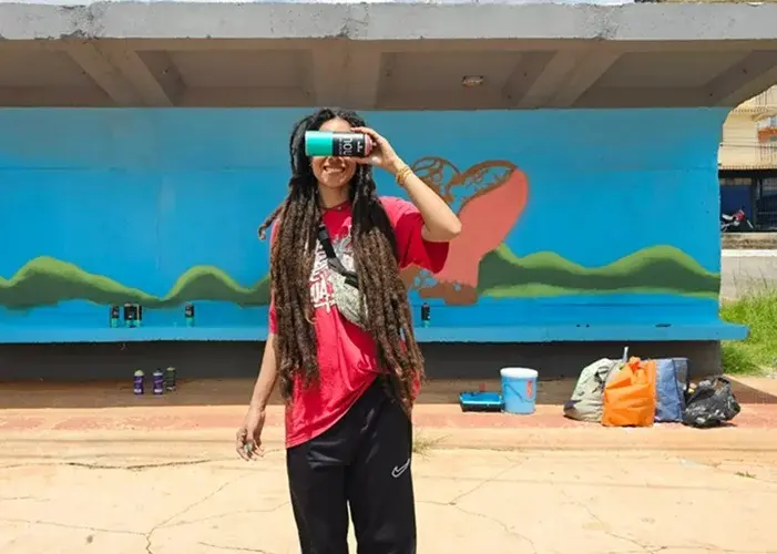 Arte nas paradas de onibus de Ceilandia reverencia o hip hop