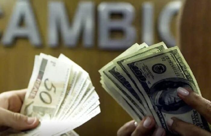 Dólar sofre nova queda e fecha em 5,33 reais