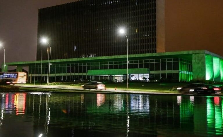 Governo do Distrito Federal nega atraso no pagamento dos servidores