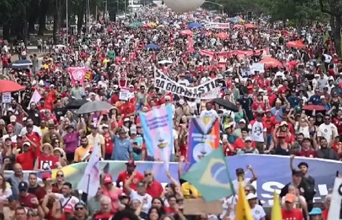 Manifestantes Protestam Contra Motta e o Congresso Nacional