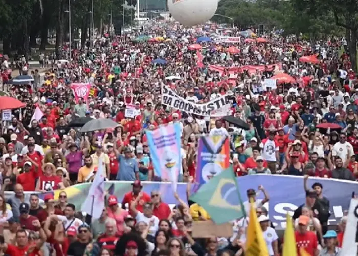 Manifestantes Protestam Contra Motta e o Congresso Nacional