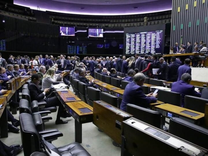 Presidente decide pela dispensa de deputados para evitar novos tumultos na Camara
