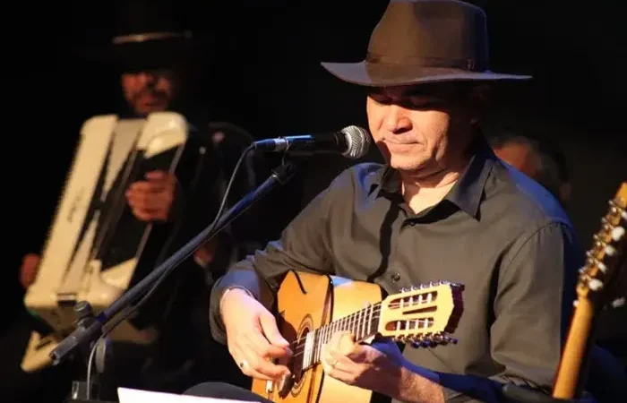 Viola caipira toca no projeto Arte na Praca em Sobradinho
