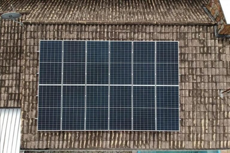 Oscilação de bandeiras tarifárias pressiona contas de luz e revela vantagem da energia solar